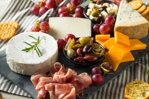 Le repas fromages et salaisons